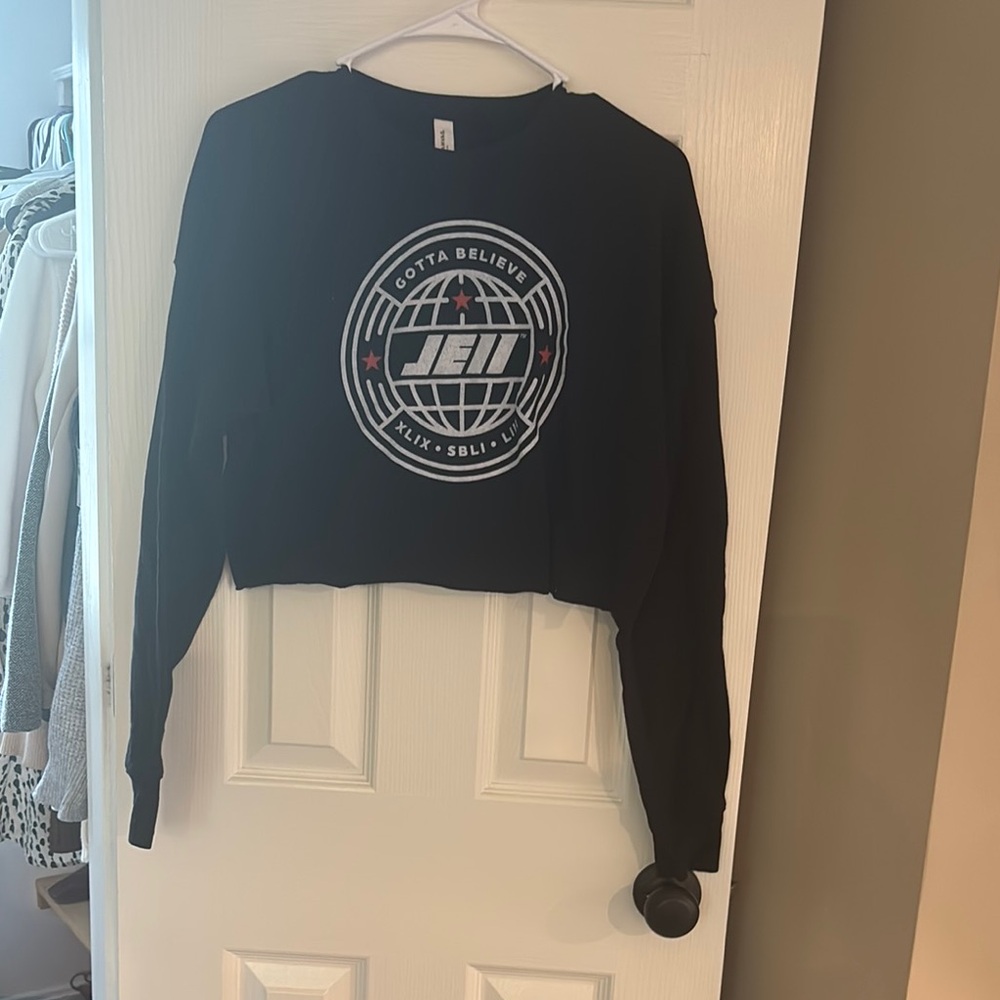 JE11 Patriots cropped black pullover